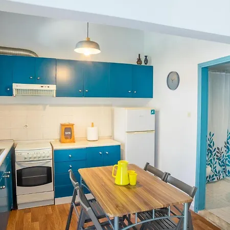 Cozy House With Flowery Courtyard In Notable Location *