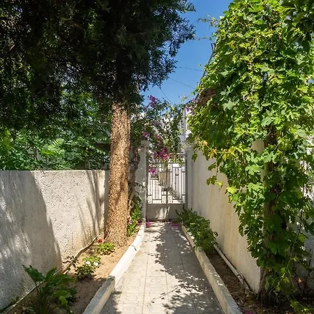Cozy House With Flowery Courtyard In Notable Location Rhodes City